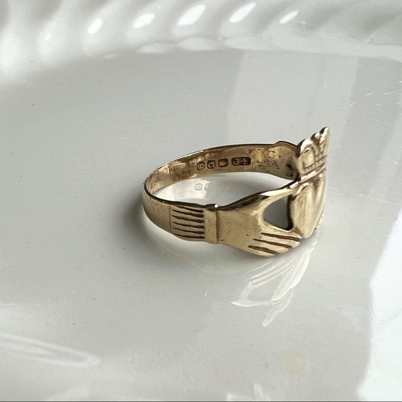 Vintage genuine 9 kt gold Claggaugh Irish Wedding Ring Size 5 - Picture 3 of 9
